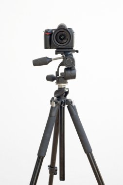 Beyaz bir tripod üzerinde dijital slr fotoğraf makinesi