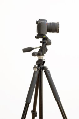 Beyaz bir tripod üzerinde dijital slr fotoğraf makinesi