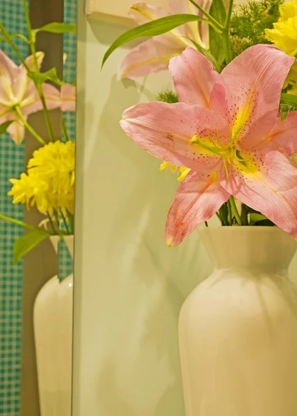 Vase of flowers with reflection — Stock Photo, Image