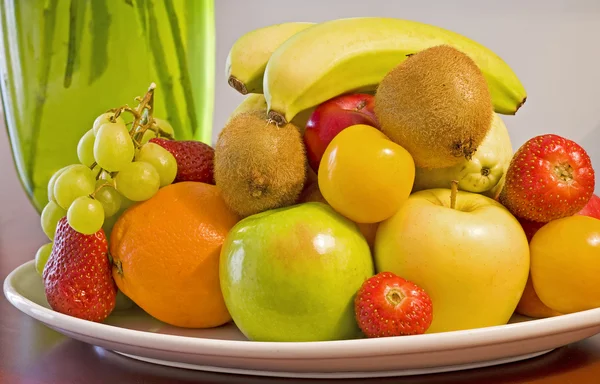 Чаша свежих фруктов на столе — стоковое фото
