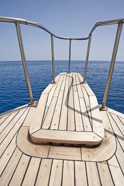 Vista dalla prua di una barca a vela — Foto Stock