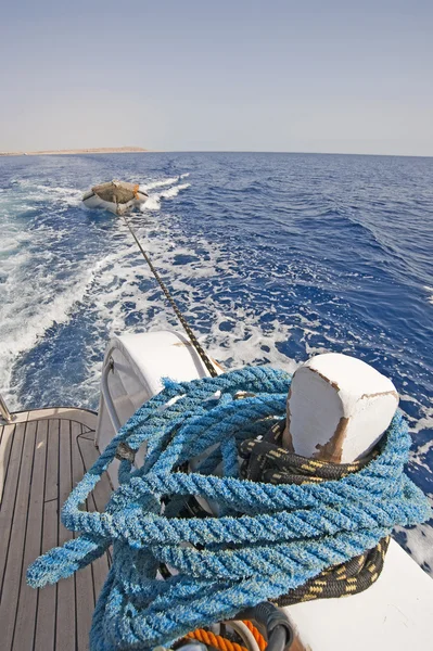 Arrière d'un yacht à moteur avec une veillée — Photo