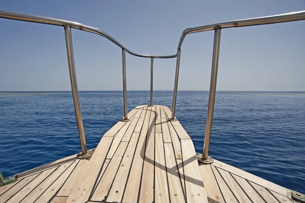 Uitzicht vanaf de boeg van een zeilboot — Stockfoto
