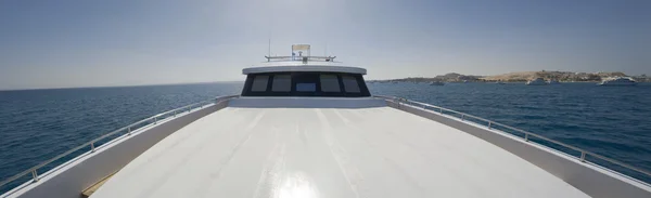 Devant un grand yacht à moteur privé — Photo