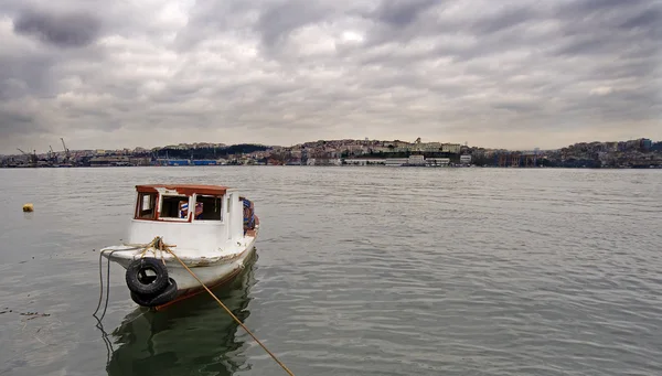 Piccola barca su un fiume di città — Foto Stock