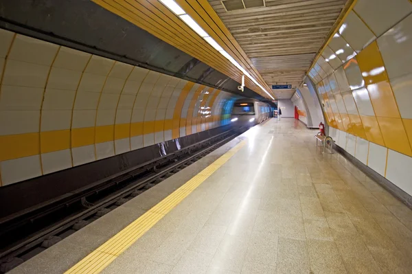 Train de métro approchant d'une gare — Photo