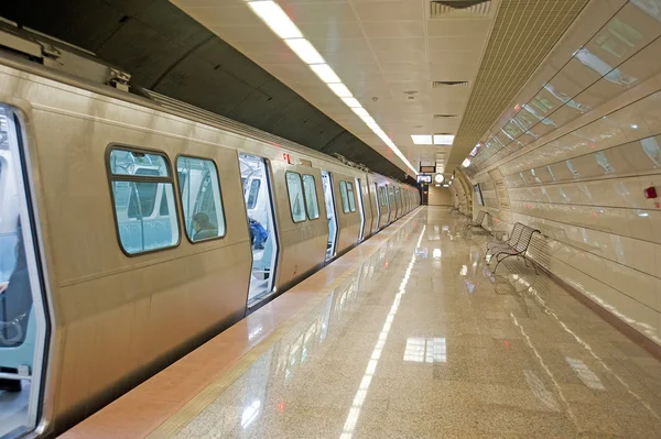 Tren de metro en una estación de metro —  Fotos de Stock