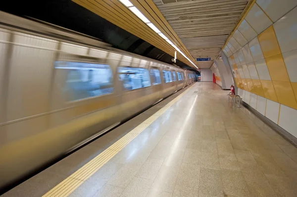 Metro que se aproxima de uma estação — Fotografia de Stock
