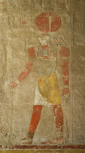 Dipinto di dio Horus su un muro del tempio — Foto Stock