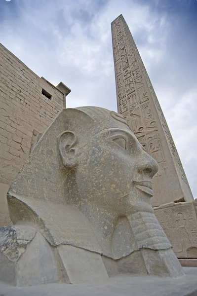 Jefe de Ramsés II y Obelisco — Foto de Stock