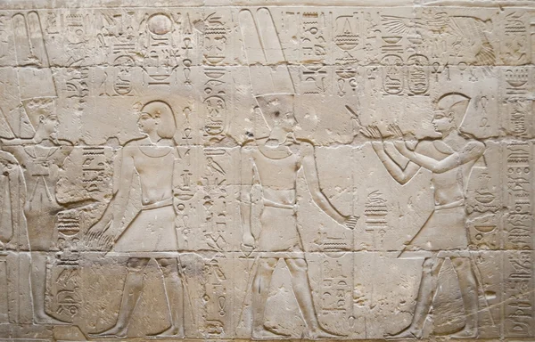 Hieroglyfy na zdi v chrámu v Luxoru — Stock fotografie