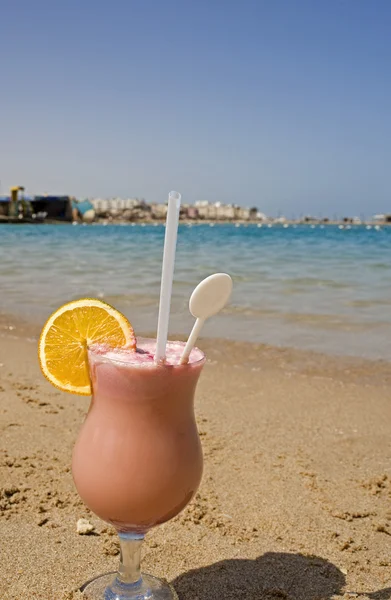 Vers fruit drankje op het strand — Stockfoto