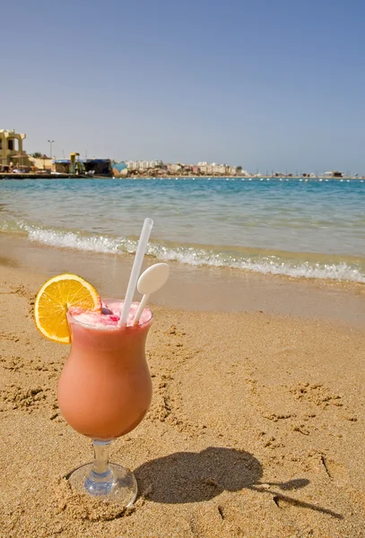 Vers fruit drankje op het strand — Stockfoto