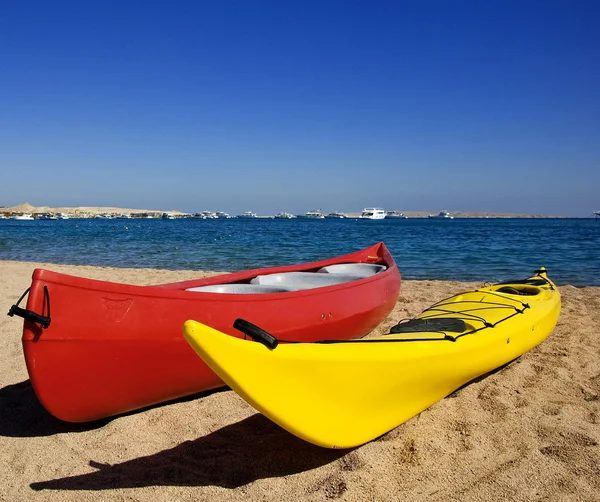 Canoes on a beach — Stock Photo, Image