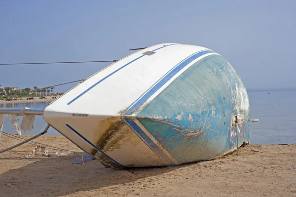 Relitto di uno yacht a vela su una spiaggia — Foto Stock