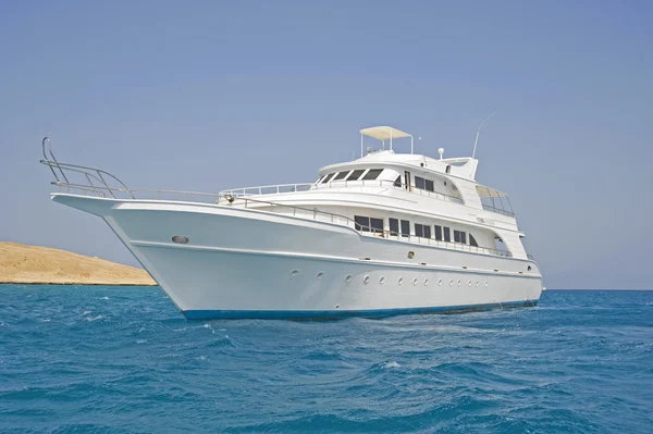 Grande yacht a motore in mare aperto — Foto Stock