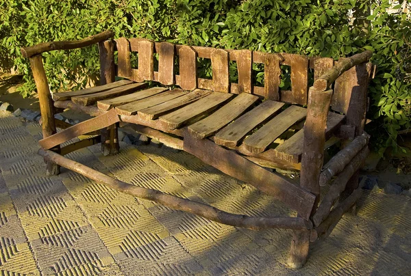 Rustikální lavička v parku — Stock fotografie