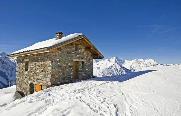 Cabana de montanha pequena em uma pista de esqui — Fotografia de Stock