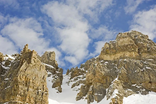 Szczyty górskie z pochmurnego nieba — Zdjęcie stockowe