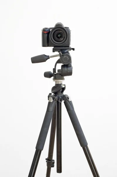 Kamera SLR digital pada tripod berwarna putih — Stok Foto