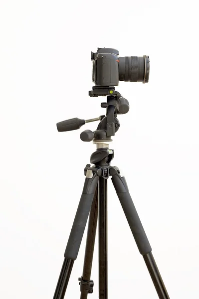 Digital SLR camera on a tripod on white — Stock Photo, Image