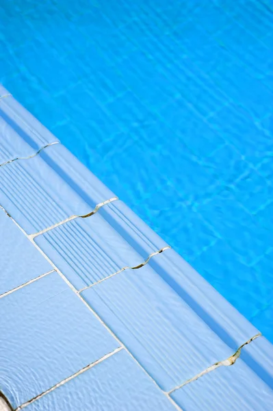 Der Rand eines Schwimmbades — Stockfoto