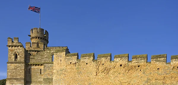 Starych murów miejskich z flagą Unii jack — Zdjęcie stockowe
