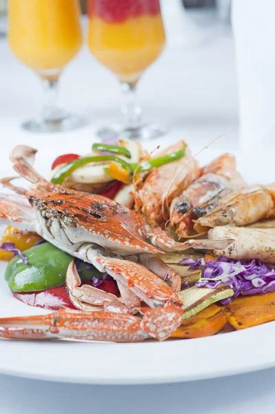 Seafood maaltijd van krab en garnalen — Stockfoto