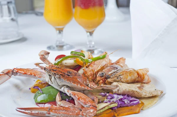 Deniz ürünleri yemek yengeç ve karides — Stok fotoğraf