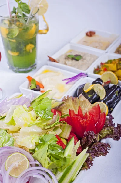 Udvalg af friske salater i en restaurant - Stock-foto