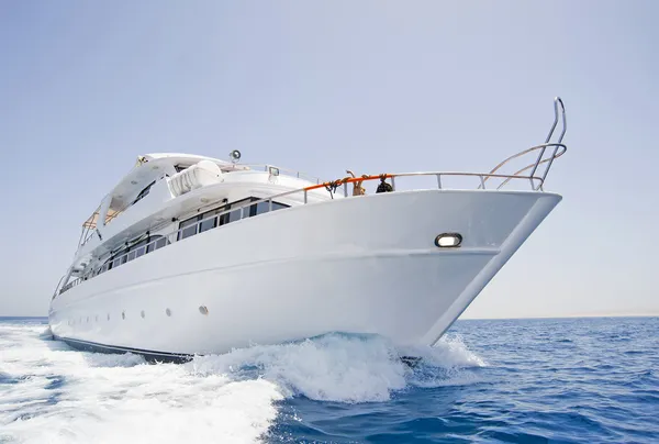 Grande yacht a motore in corso in mare — Foto Stock
