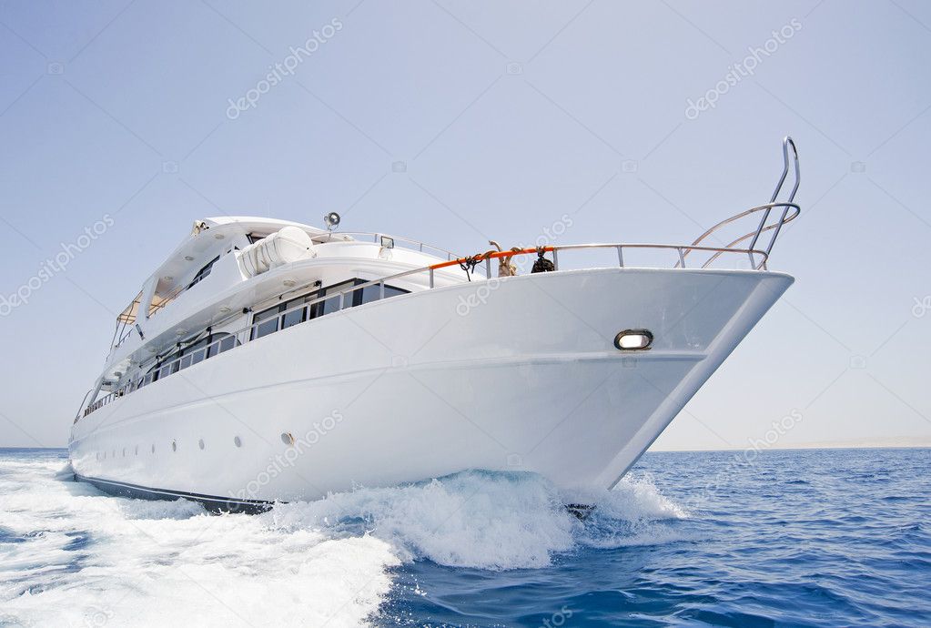 Grande yacht a motore in corso in mare 