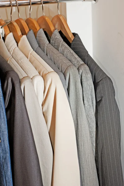 Ρούχα που κρέμονται σε μια ράγα — Φωτογραφία Αρχείου