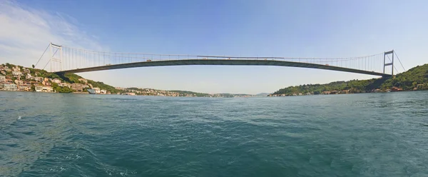 Grande ponte suspensa sobre um rio — Fotografia de Stock