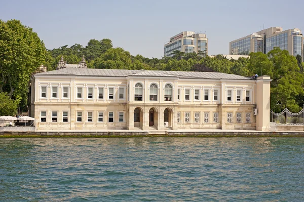 Large luxury waterfront residence — Stock Photo, Image