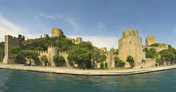 Gamla fästning på en stor flod — Stockfoto