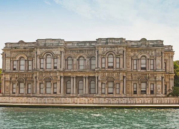 Grande palácio em um rio — Fotografia de Stock