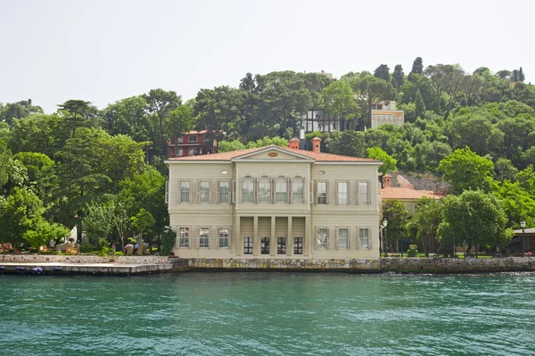 Villa di lusso su un fiume — Foto Stock