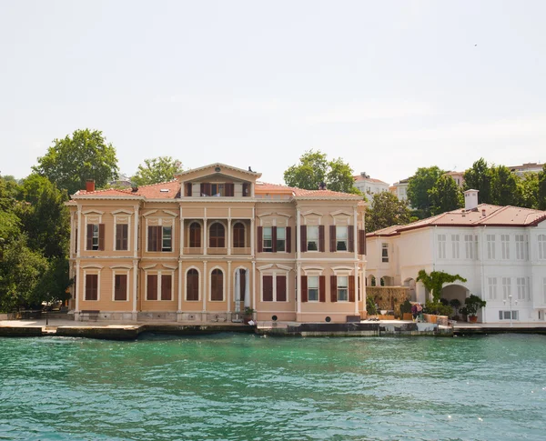 Luksus villa på en flod - Stock-foto