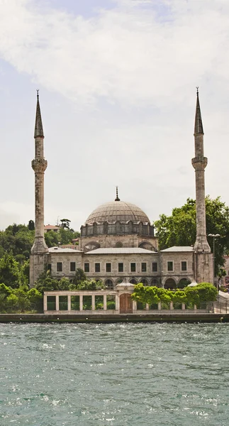 Moschea da un fiume — Foto Stock