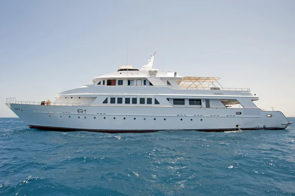 Grande yacht a motore in mare — Foto Stock