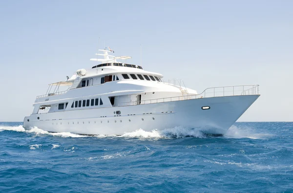 Grand yacht à moteur en mer Images De Stock Libres De Droits