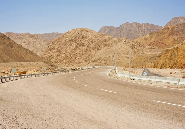 Winding road through desert mountains — Stock Photo, Image