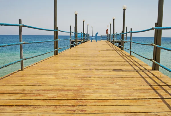 Drewniane molo na tropikalnej plaży — Zdjęcie stockowe