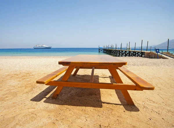 Vista da una spiaggia tropicale con tavolo da picnic — Foto Stock