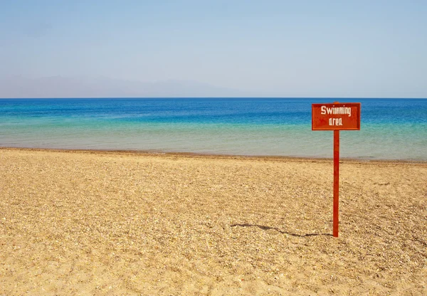 Вид с тропического пляжа с плавательным знаком — стоковое фото