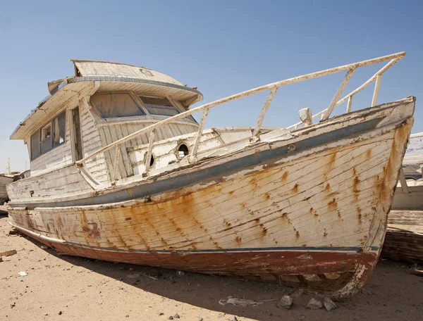 Покинутая лодка в пустыне — стоковое фото