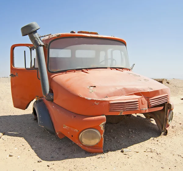 Покинута вантажівка в пустелі — стокове фото