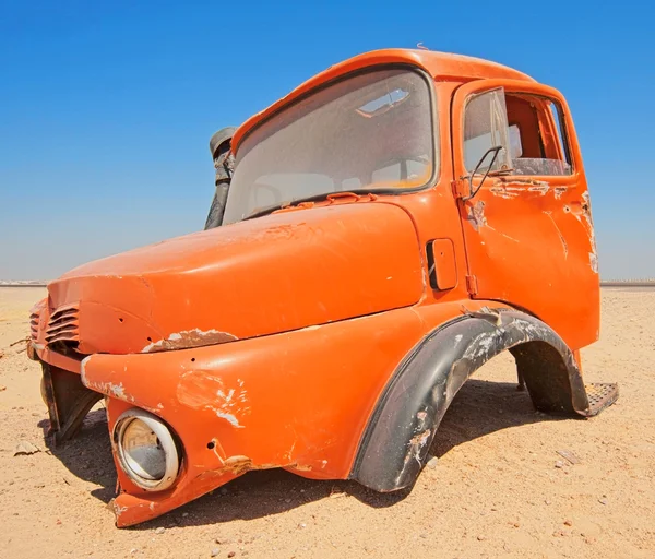 被遗弃在沙漠中的货车驾驶室 — 图库照片