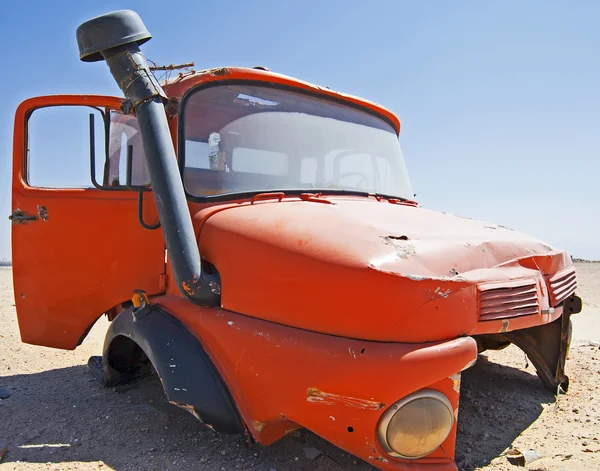 Покинута вантажівка в пустелі — стокове фото
